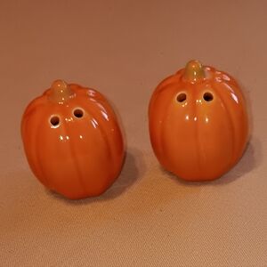 Salt and pepper shakers pumpkins NEW